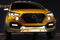 Grille berwarna chrome hitam ini ditemani lampu depan LED.