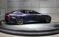 Pelek aluminium 21 inci dengan rim dari bahan carbon fiber reinforced plastic (CFRP) membuat mobil jadi terlihat sangat mewah.