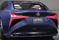 Modelnya menggunakan bodi coupe dengan 4 pintu yang memungkinkan mobil bisa dikendarai tidak hanya di jalanan mulus tetapi juga jalanan luar kota yang berliku.