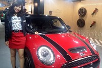 Selain menjaga stand, para wanita cantik ini juga tak sungkan bila diajak untuk berselfie ria. Semua SPG di sini sangat senang bila diajak selfie menggunakan tongsing. Jepret!
