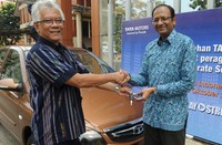 Penyerahan kunci mobil Tata Indigo dari pihak Tata Motors kepada FT UI di kampus UI Depok, Jawa Barat, Jumat (30/10/2015). Pool/dok. Tata.