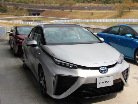 Air dari Knalpot Mirai Benar-benar Bisa Diminum?