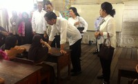 Jokowi bersama rombongan meninjau SD 8 Pahandut Kota Palangkaraya di Jl Dr Murjani, Gang Purwosari, Kota Palangkaraya.
