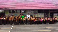 SD 8 Pahandut juga terbuat dari kayu. Termasuk lapangan upacara sekolah. Di sekolah ini terdapat satu kelas yang disebut kelas aman asap.