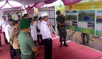 Usai meninjau SD 8 Pahandut, Jokowi meninjau proses pembuatan blocking kanal di Palangkaraya, Kalteng. Direktur Zeni Angkatan Darat Brigjen TNI Irwan memaparkan proses pembuatan kanal bersekat sambil meninjau lokasi.