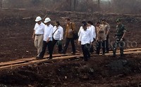 Mengenakan kemeja putih, Jokowi didampingi oleh sejumlah menteri Kabinet Kerja, saat meninjau di Kecamatan Tumbang Nusa Kabupaten Pulang Pisau, Palangkaraya, Kalteng, Sabtu (31/10/2015).