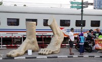 Karya milik Dunadi dan Rudi Mantofani. Karya Dunadi berjudul Kaki Melangkah berupa dua buah telapak kaki besar itu terpasang di sebelah utara pintu KA Stasiun Tugu Yogyakarta.