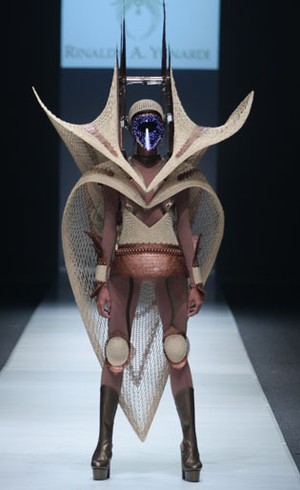 Inspirasi Mad Max fbudi dan Topeng LED Rinaldy A. Yunardi Tutup JFW 2016