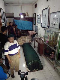 Pak Raden menghembuskan napas terakhirnya pada sekitar pukul 22.00 WIB.