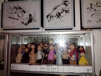 Karya-karya Pak Raden berjejer di dinding dan di dalam lemari kaca.