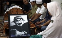 Jenazah Pak Raden disemayamkan di kediamannya di Jalan Petamburan 3, Jakarta, Sabtu (31/10/2015).     