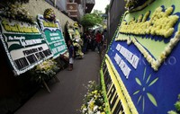 Sejumlah karangan bunga duka tampak menghiasi gang sempit di kawasan kediaman seniman berkumis tebal tersebut.       