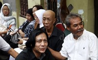 Sejumlah pelayat terlihat di kediaman Pak Raden.     