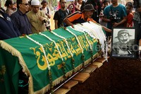 Alunan tahlil terdengar dari para peziarah yang turut mengantarkan Pak Raden ke tempat peristirahatan terakhirnya.