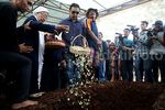 Suasana Duka Selimuti Kepergian Pak Raden