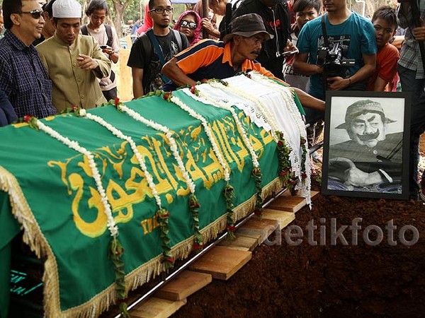 Suasana Duka Selimuti Kepergian Pak Raden