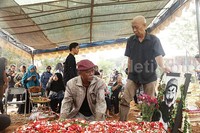 Jenazah Pak Raden dimakamkan di TPU Jeruk Purut, Jakarta Selatan, Sabtu (31/10/2015).