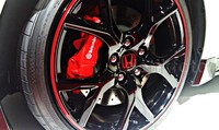 Desain eksteriornya juga tampak sangat memukau dengan menggabungkan daya tarik mobil sport dengan performa aerodinamis. All-new Civic R tampak garang dengan dipasangnya pelek 19 inci dan rem Brembo. Sayap di bagian belakangnya menunjang mobil ini tetap aerodinamis saat bermanufer.     