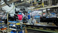 Pabrik di tanah 400 hektar ini memiki pegawai yang sangat banyak, sekitar 3.500 karyawan diperkejakan di sini.