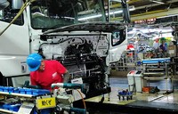 Saat berkunjung ke sana, detikOto berkesempatan melihat proses pembuatan truk ini. Para pegawai terlihat teliti memasang komponen-komponen truk.
