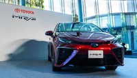 Apakah air itu bisa diminum, Toyota? Kepala Insinyur Toyota Mirai Yoshikazu Tanaka punya jawabannya. Istimewa/dok Toyota.     