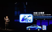 “Air yang keluar dari Mirai mirip seperti air dari AC? Apakah anda mau meminumnya? Sebaiknya jangan, kalau tidak anda sakit perut,” ujar Kepala Insinyur Toyota Mirai Yoshikazu Tanaka. Dadan Kuswaraharja/detikcom.     