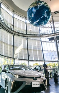 Air merupakan hasil reaksi kimia dari gas hidrogen dan oksigen. Gas hidrogen yang tersimpan dalam 2 tangki Mirai disalurkan ke fuel cell stack, kemudian dicampurkan dengan oksigen dari luar untuk menghasilkan listrik. Listrik ini lah yang digunakan sebagai tenaga penggerak untuk motor-motor listrik Mirai. Istimewa/dok Toyota.     
