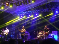 Membawa tema persahabatan, lagu ‎'8'‎ dan 'R14' didaulat membuka penampilan band Sore.