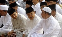     Wapres JK hadir dengan didampingi beberapa menteri seperti Menteri Agama Lukman Hakim Saefuddin dan Menpan RB Yuddy Chrisnandi.