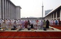 Ribuan jemaah tampak khusyuk mengikuti Salat Istisqa.