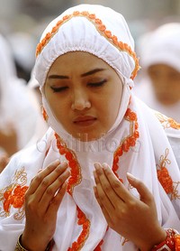 Seorang jemaah khusyuk berdoa.