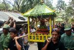 Ratusan Kera Berebut Gunungan Buah dan Sayur