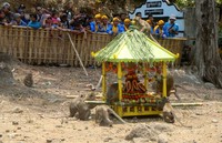 Gunungan yang berisi buah-buahan dan sayuran diberikan untuk ratusan kera yang menghuni hutan sekitar Masjid Saka Tunggal.