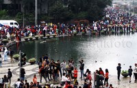 Warga Jakarta memadati Bundaran HI saat acara car free day, Minggu (1/11/2015).