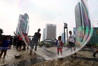 Beberapa anak asyik bermain di Bundaran HI.