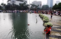 Dua orang anak asyik bermain air di kolam Bundaran HI. Rencanya Dinas Pertamanan dan Pemakaman DKI Jakarta akan menata ulang air mancur di Bundaran HI. Penantaan ulang dilakukan 2016 mendatang.