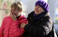 Dengan bercucuran air mata, keluarga korban pesawat mendatangi Bandara Pulkovo di St Petersburg, Rusia, Sabtu (31/10/2015) waktu setempat. Peter Kovalev/Reuters/detikFoto.