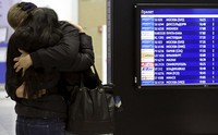 Beberapa terlihat cemas, ada yang berpelukan untuk saling menguatkan satu sama lain. Peter Kovalev/Reuters/detikFoto.