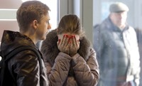 Keluarga korban tidak bisa menahan kesedihan mendengar kabar pesawat yang ditumpangi orang tercinta mereka jatuh. Peter Kovalev/Reuters/detikFoto.