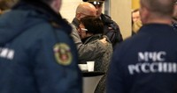 Keluarga korban tak kuasa menahan kesedihan. Peter Kovalev/Reuters/detikFoto.