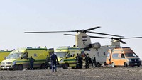 Ambulans siap mengevakuasi korban pesawat. Stringer/Reuters/detikFoto.