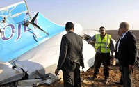 Perdana Menteri Mesir Sherif Ismail (kanan) mendapat penjelasan saat meninjau lokasi jatuhnya pesawat. Stringer/Reuters/detikFoto.