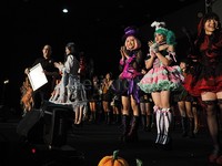 Mereka pun mendapatkan penghargaan dari Museum Rekor Indonesia (MURI) untuk pemakaian kostum Halloween terbanyak.