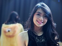 Gracia tampak anggun dengan gaun hitam.