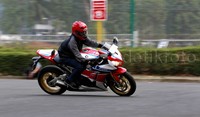 Honda CBR1000RR SP memiliki panjang hingga 2.080 mm, lebar 720 mm dan tinggi 1.141 mm, serta wheelbase 1.410 mm, ground clearance 130 mm. Meski demikian berkat bobot yang tidak terlalu berat, moge bergaya MotoGP ini bisa meliuk-liuk dengan mudah. Pool/Reno Hastukrisnapati/detikFoto.
