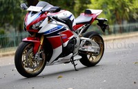 CBR1000RR SP tampil menawan dengan pemilihan 3 warna yang sudah menjadi ciri khas dirinya yakni merah, biru, dan didominasi dengan warna putih. Pool/Reno Hastukrisnapati/detikFoto.