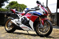 Honda CBR1000RR SP mengusung mesin Liquid-Cooled, 4-Stroke, 16-Valve, DOHC Inline 4-Cylinder berkapasitas 999.8 cc. Mesin ini pun mengadopsi sistem pengabutan PGM-DSFI (Programmed Dual Stage Fuel Injection). Pool/Reno Hastukrisnapati/detikFoto.