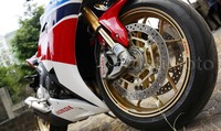 Untuk suspensi depan Honda CBR1000RR SP mempercayakan pada Telescopic Inverted Fork with an Inner Tube Diameter of 43 mm and a NIX30 [OHLINS] Front Fork with Preload, Compression dan Rebound Adjustment, 120 mm Stroke. Pool/Reno Hastukrisnapati/detikFoto.