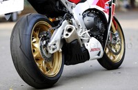 Sedangkan untuk suspensi belakang, unit Pro-Link with Gas-Charged TTX36 [OHLINS] Damper Featuring 8 mm Preload, 22 Click Compression, dan 22 Click Rebound Damping Adjustment, 60 mm stroke menjadi pilihannya. Pool/Reno Hastukrisnapati/detikFoto.