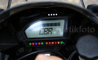 Tampilan informasi akurat dari instrumentasi LCD layar penuh lengkap dengan pengukuran kecepatan putaran, penghitung perjalanan dan konsumsi bahan bakar, indikator perpindahan 5 tingkat yang dapat disesuaikan, indikator letak gigi dan fungsi memori Peak-rpm ikut disediakan. Pool/Reno Hastukrisnapati/detikFoto.